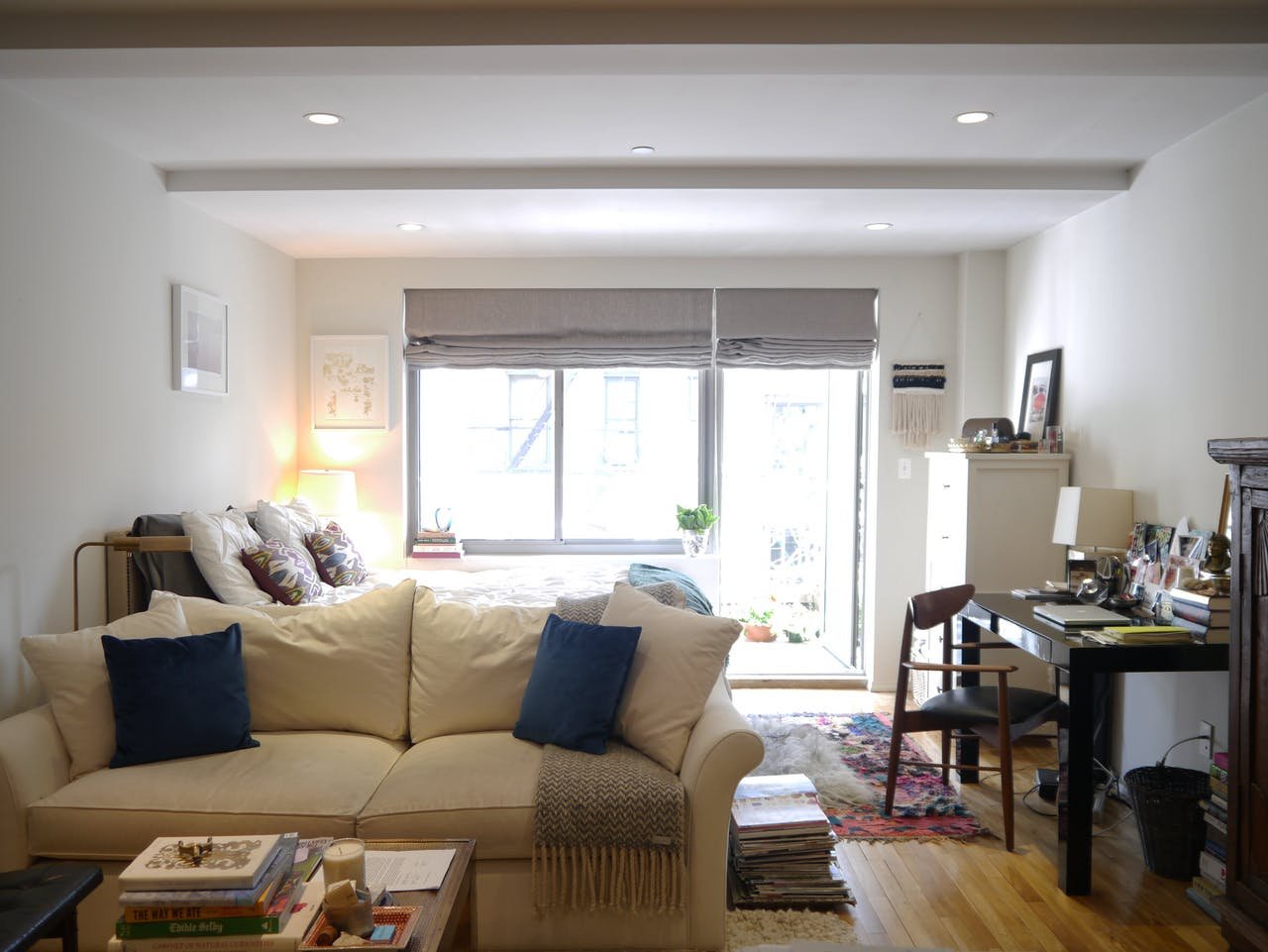 房间采光很小,格局清晰,开间小但是装修后一点不觉得拥挤