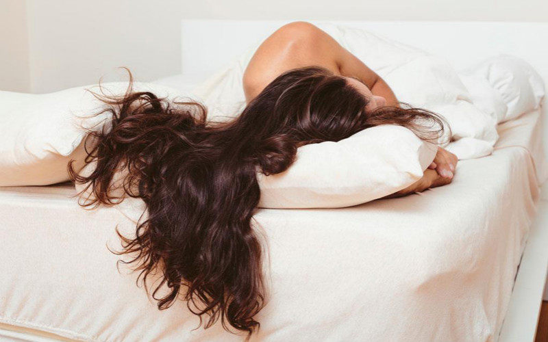 长发女生睡觉头发都怎么放我是第二种