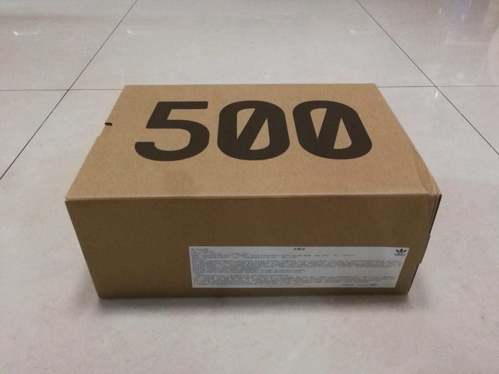 对于看惯了yeezy的朋友来说,鞋盒没有什么说的了,也就是传统的椰子