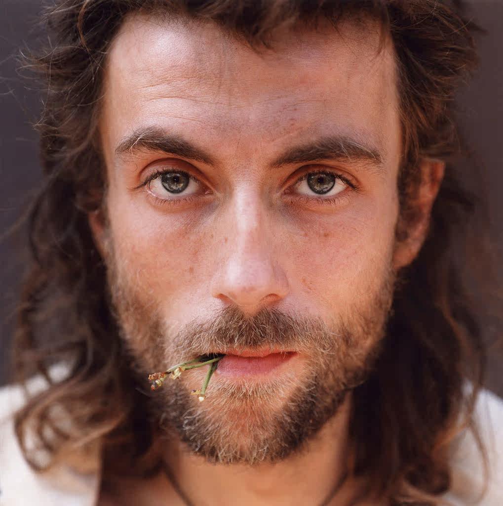 刮掉胡子让自己清爽起来吧