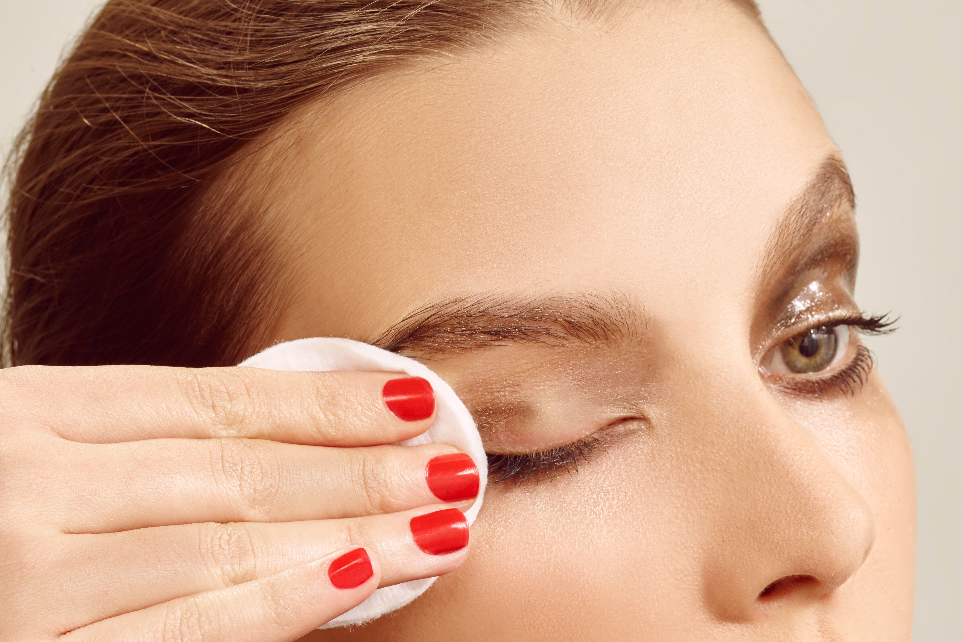 很多人会偷懒直接用面部卸妆水来卸眼唇,其实这样是不对哒!