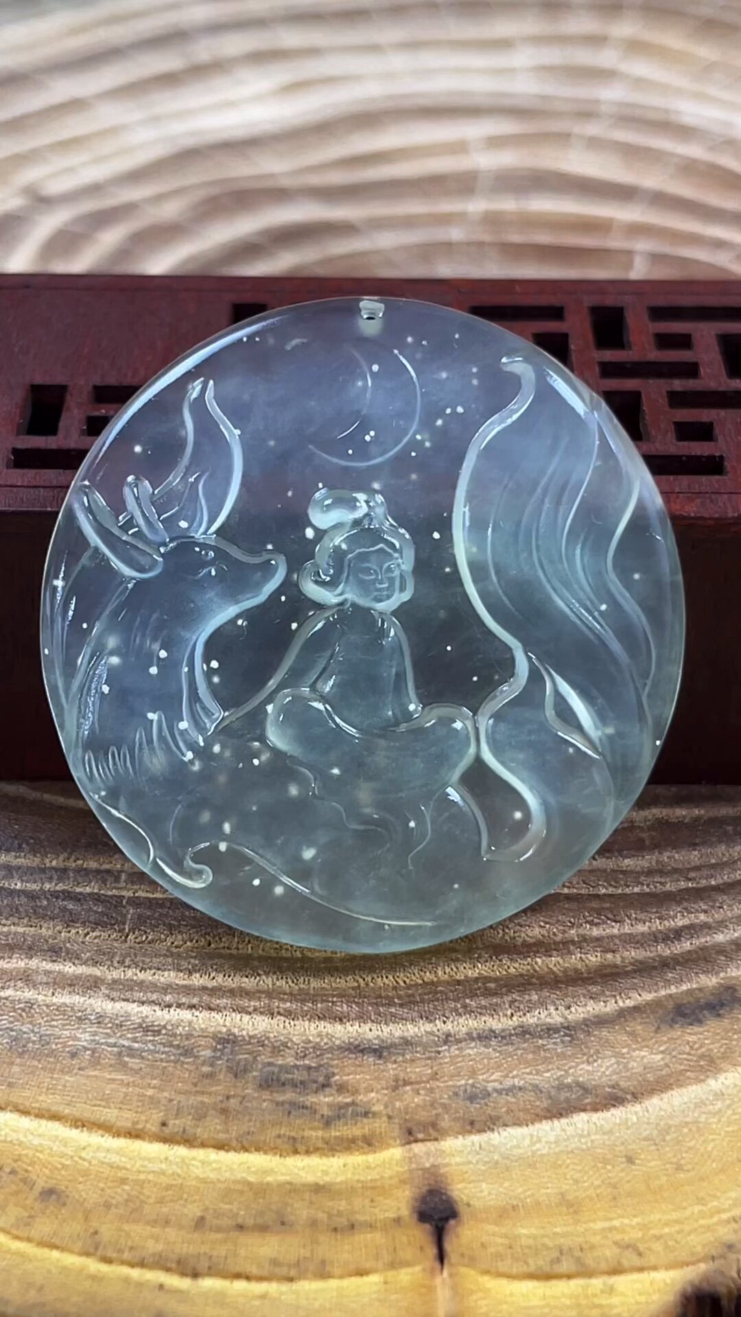 据悉,这件作品以传统神话中的九尾狐为灵感,采用一刀切圆牌工艺,将