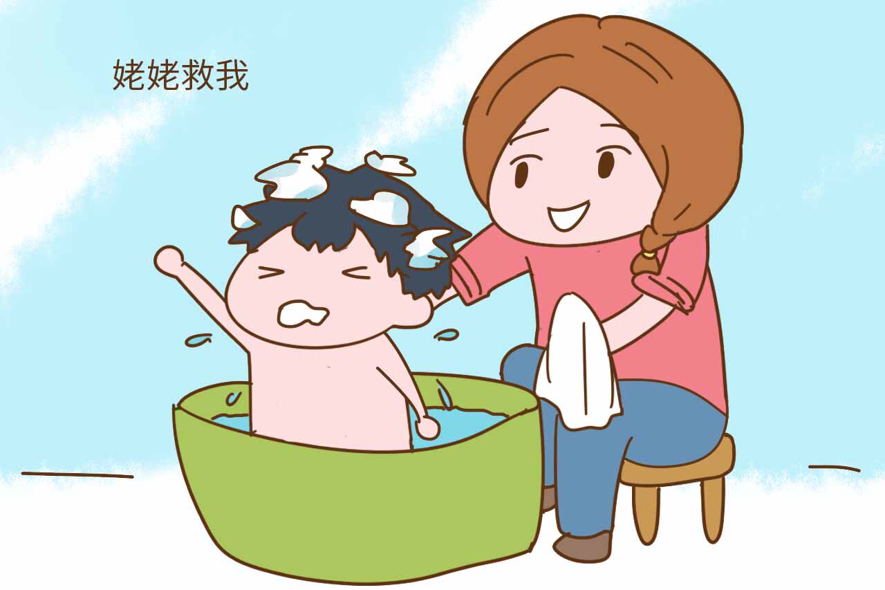 这样的姿势给孩子洗头,舒服又享受