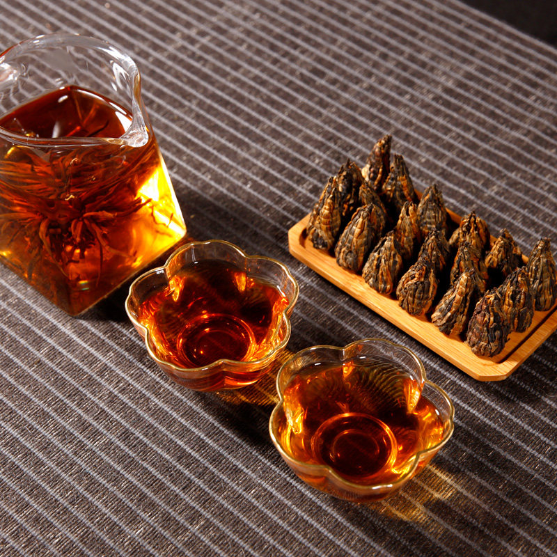 首页 家庭购物站 将金毫尽显的秘制红塔春茶置于茶碗之中 沸水轻转,鲜