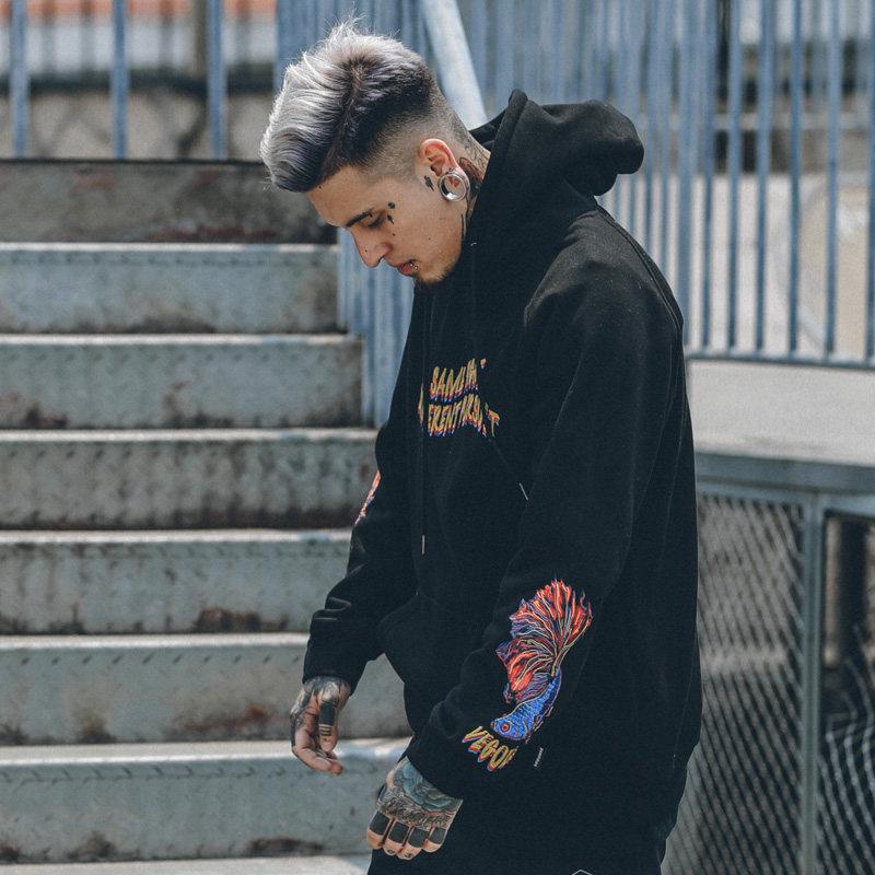 近几年许多时尚博主都喜欢利用街头,嘻哈风格的时尚单品当做整体造型