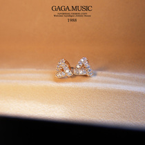 Korean version of Korean version Triangle Twisted Slightly Inlaid Zircons Crystal Earrings Earrings Earrings 925 Silver Needle Ornament Woman