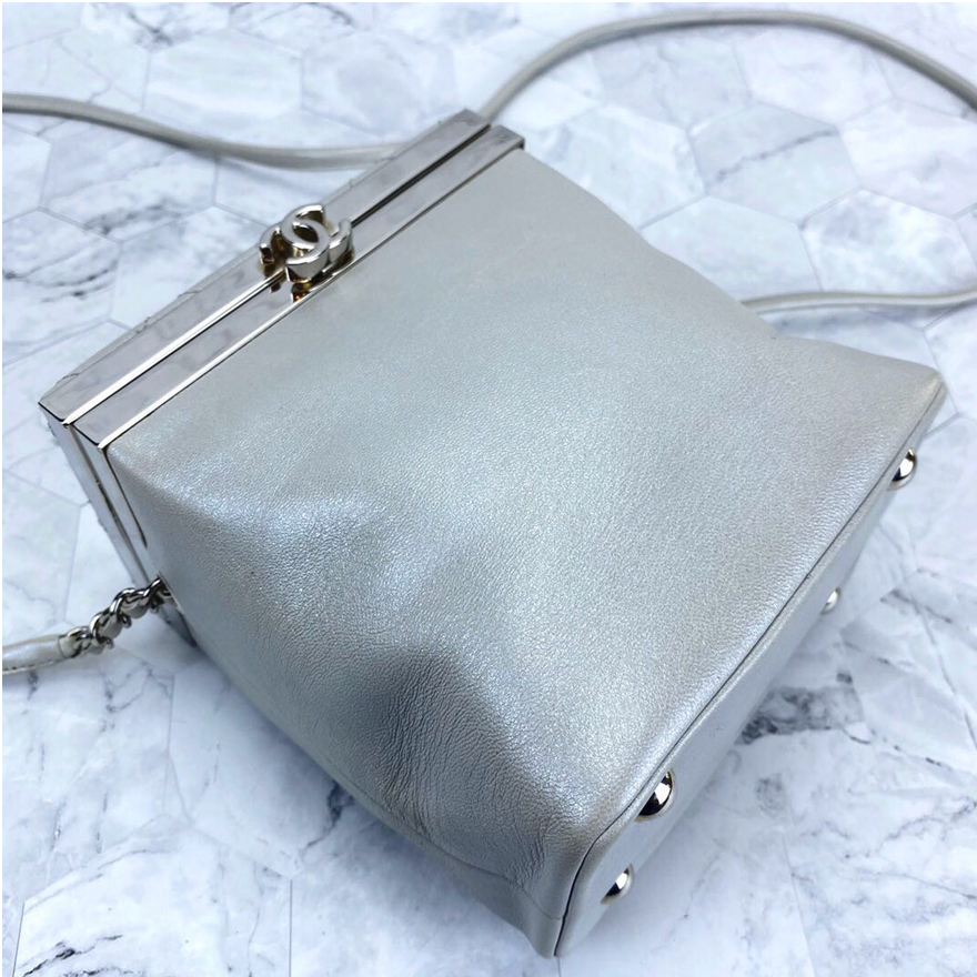 [98新]chanel/香奈儿 走秀款珠光白软盒子化妆包单肩斜跨包