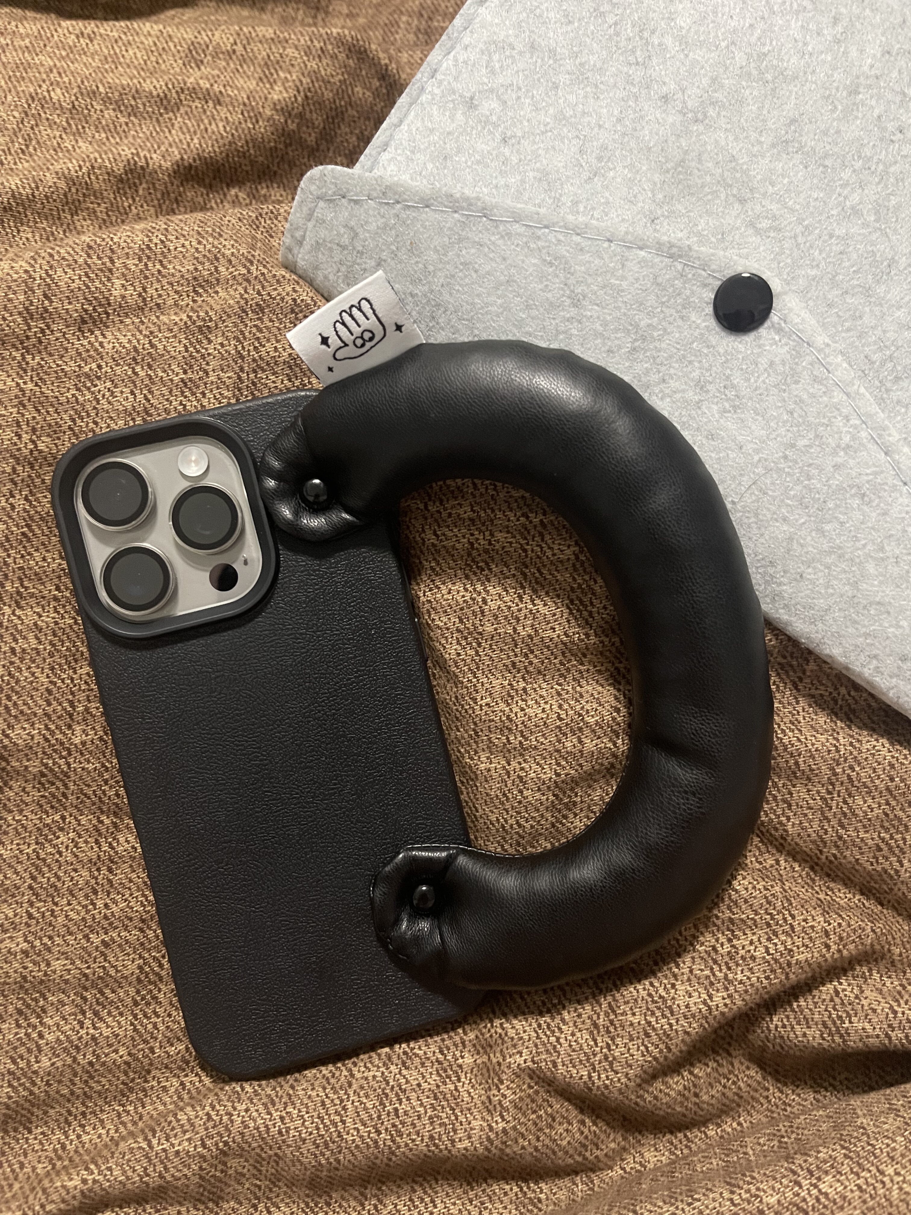 macy高级感黑色皮纹硅胶软壳适用iphone16promax手拎充棉皮腕带手机壳