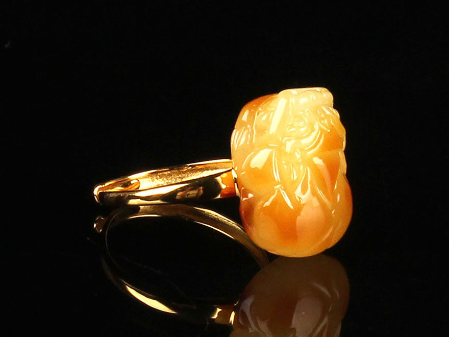 精品鸡油黄蜜蜡貔貅戒指满蜡925纯银戒托可调大小3.12克