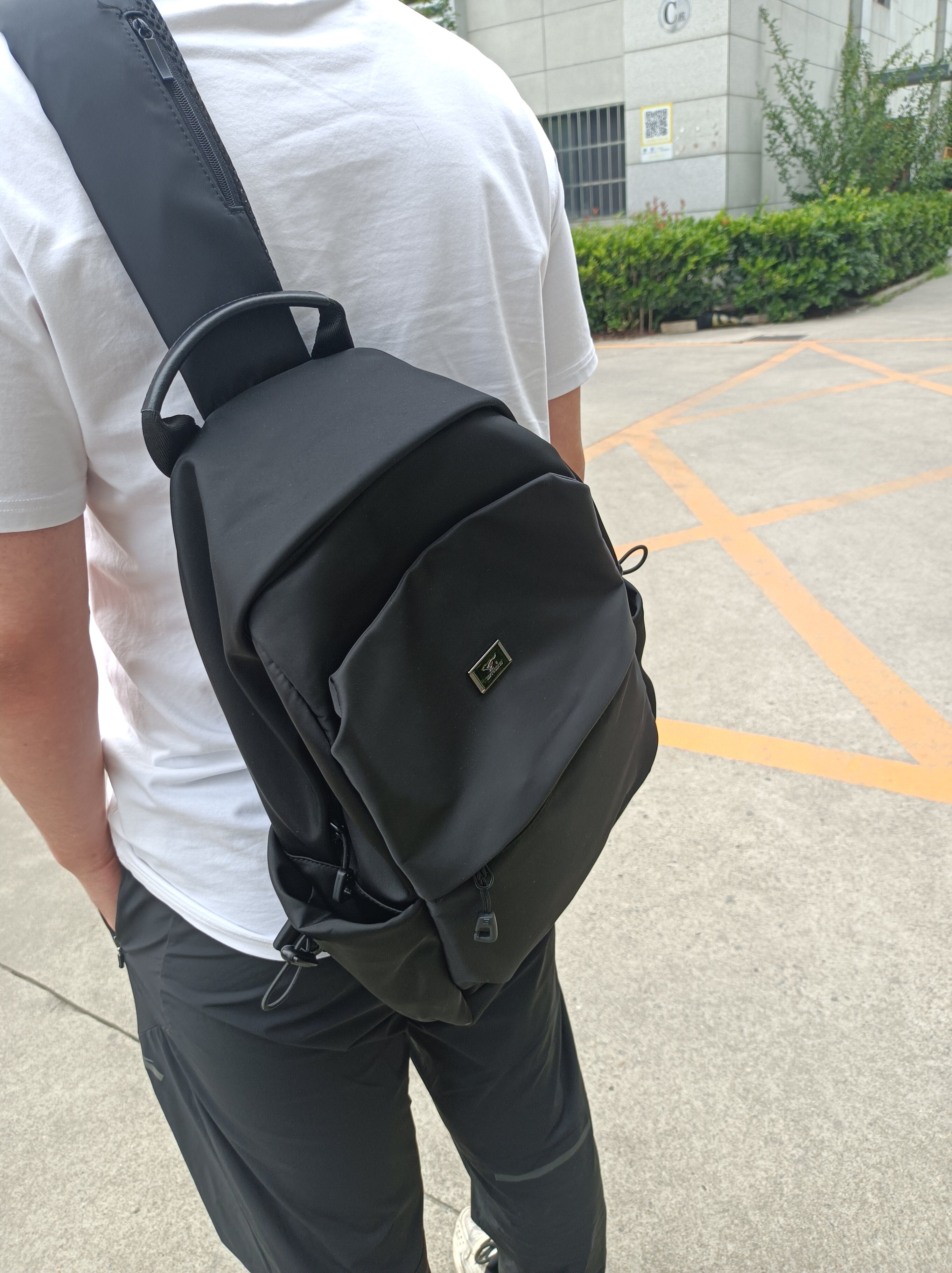 七匹狼斜挎包男款大容量多功能男士包包单肩可放电脑胸包斜肩背包