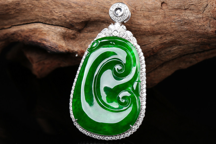 翡翠玉如意吊坠时尚正品拍卖18k金伴钻镶嵌冰糯种阳绿a货12.73克