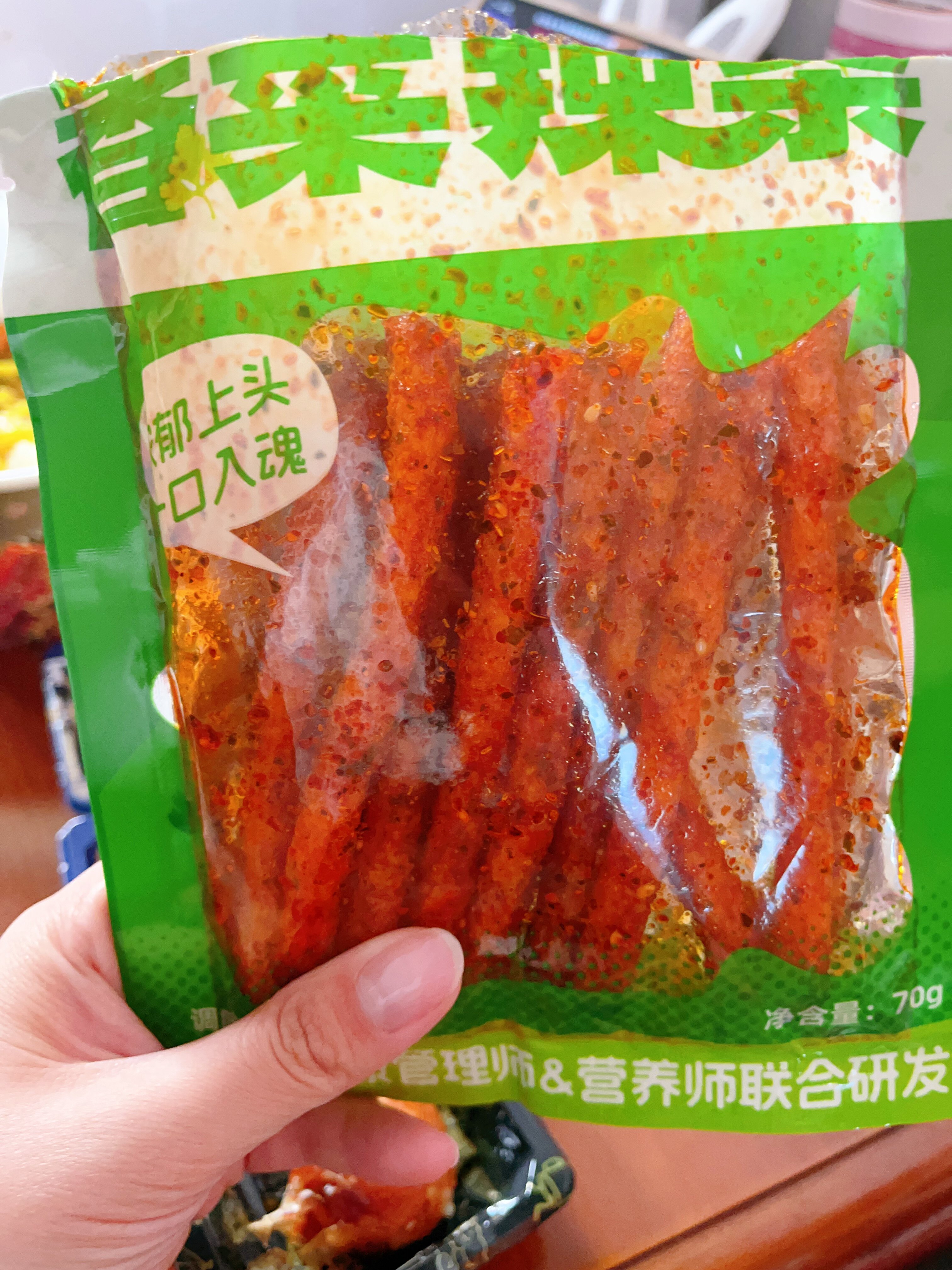 临期香菜辣条网红爆款麻辣面筋辣棒儿时经典办公室解馋休闲小零食