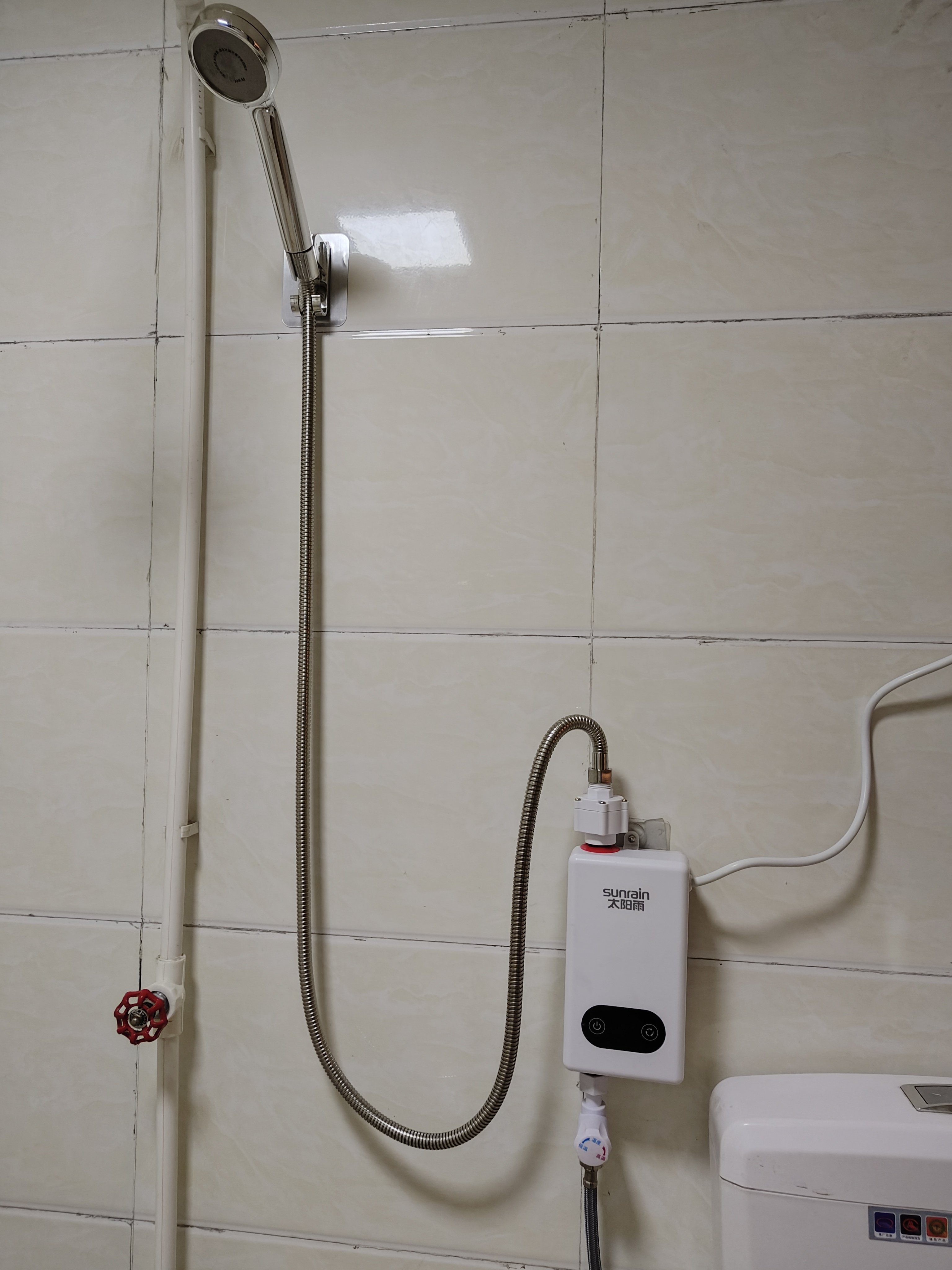 太阳雨即热式电热水龙头淋浴洗澡两用速热可调温隐藏式洗澡神器