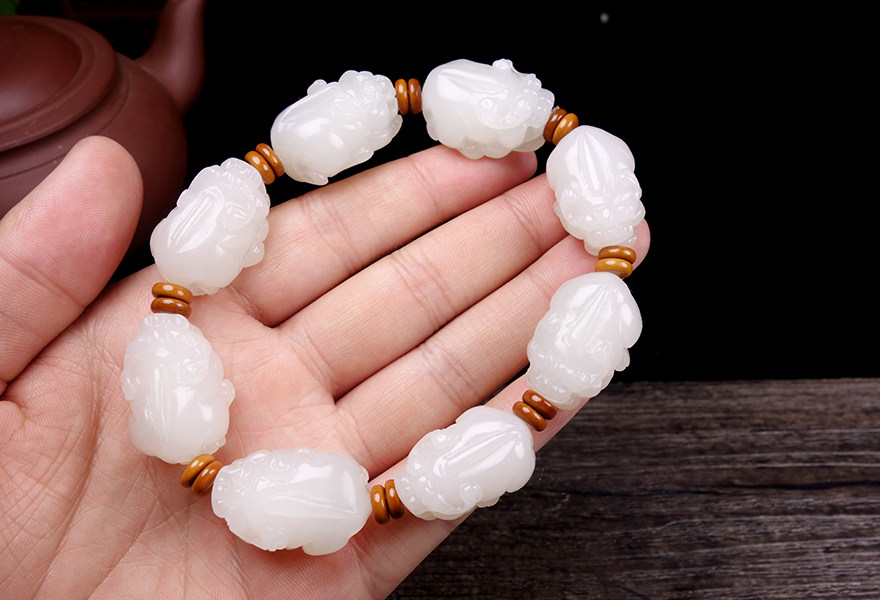 寓意:【招财纳福邪】苏工精雕和田玉白玉貔貅男士手串83.86克