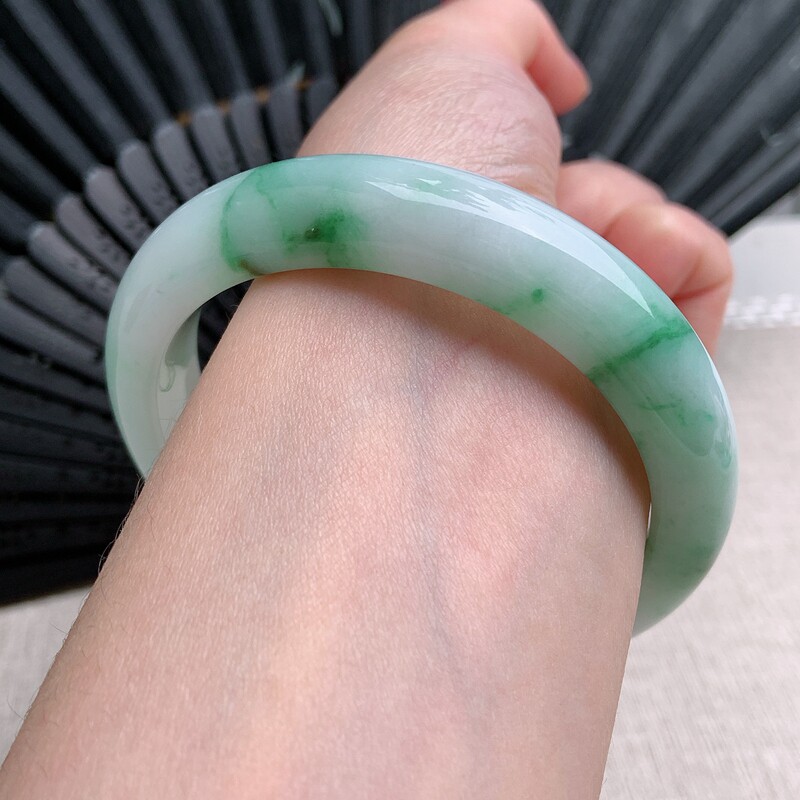 天然a货翡翠 60.66g糯种飘绿正装宽边手镯56号圈女玉镯子拍卖