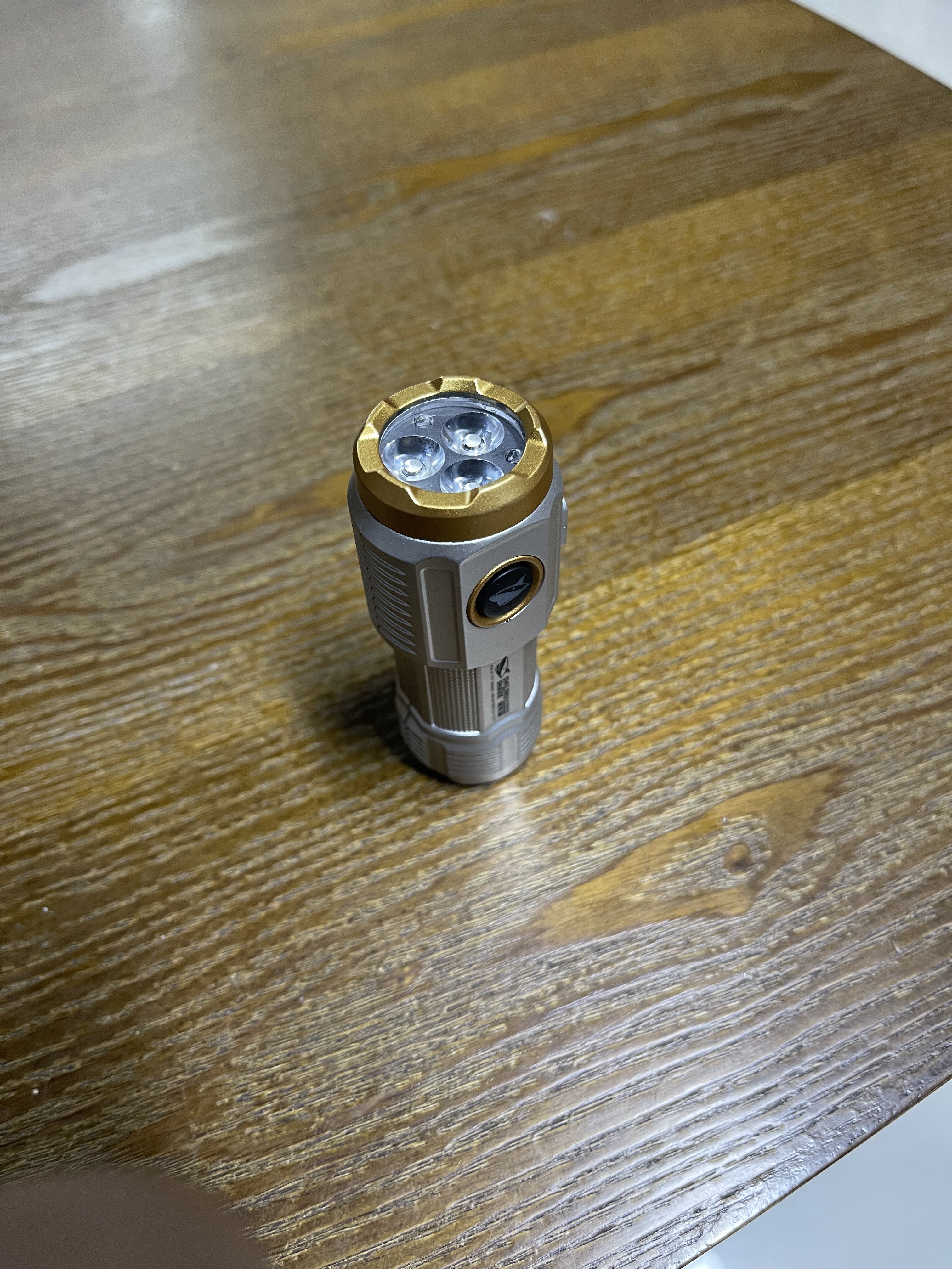 迷你手电筒强光可充电超亮户外定焦聚光远射磁吸家用耐用小型便携