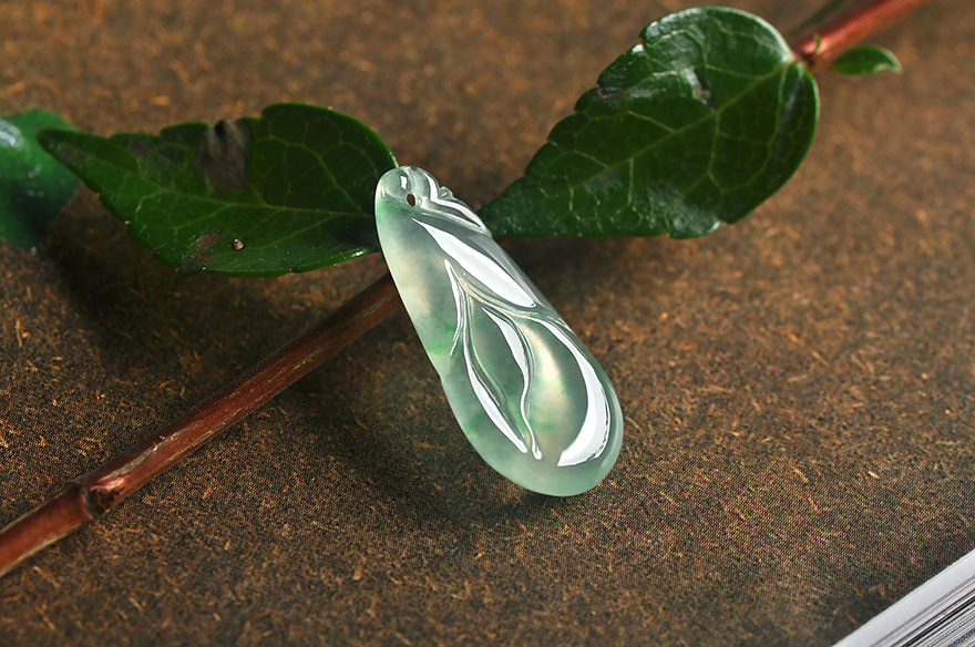 拍卖正品缅甸a货天然冰种水润飘阳绿玉兰花翡翠挂件1.74g