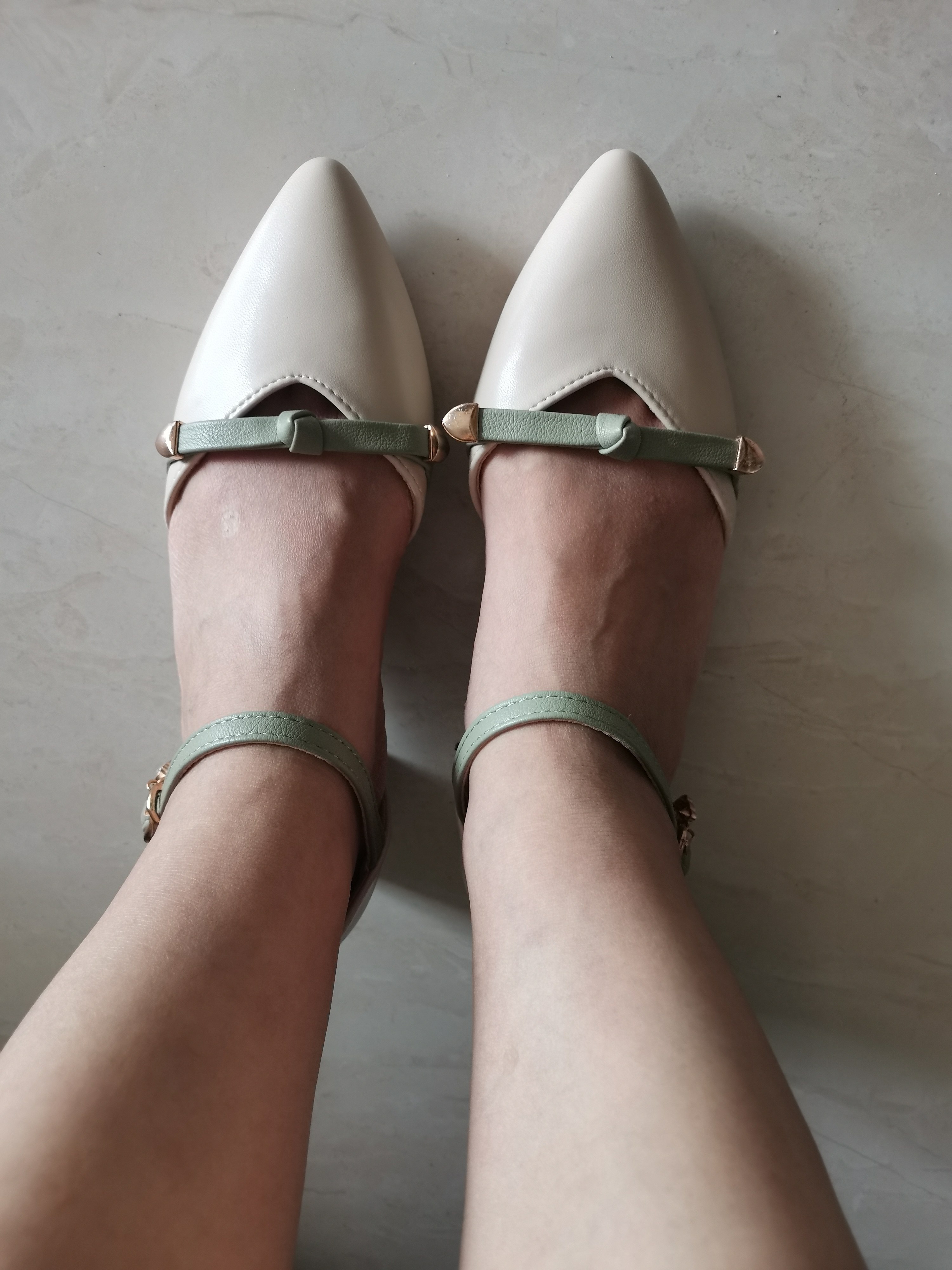 低跟凉鞋女夏季2025年新款粗跟一字扣带尖头凉鞋配裙子中跟单鞋女