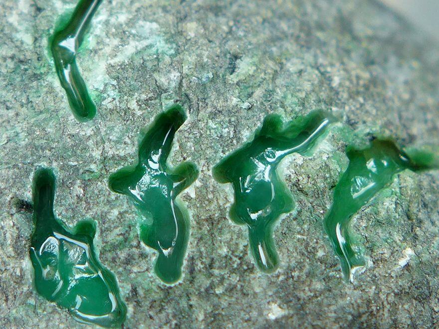 7斤多窗口色料翡翠原石拍卖缅甸天然a货翠开窗玉石1385.84g