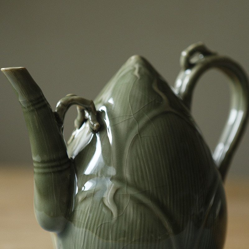 龙泉青瓷省大师龚益华手工柴烧倒流壶白酒壶仿宋工艺品摆件