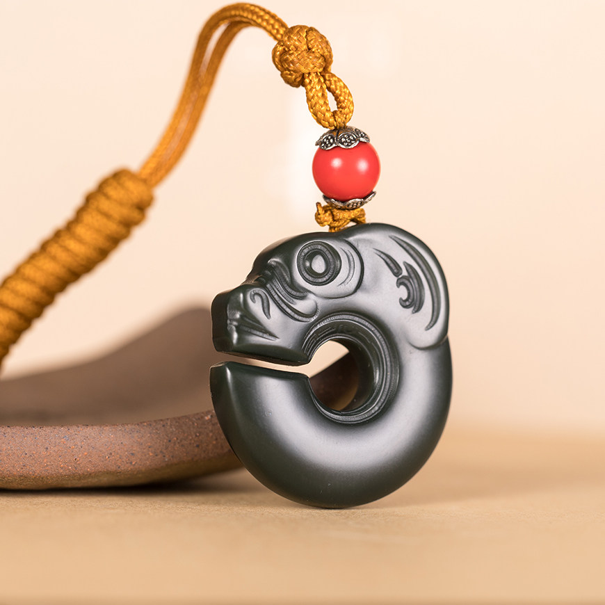 青年玉雕大师莫小龙作品新疆和田塔青细料仿古生肖玉猪龙16克挂件