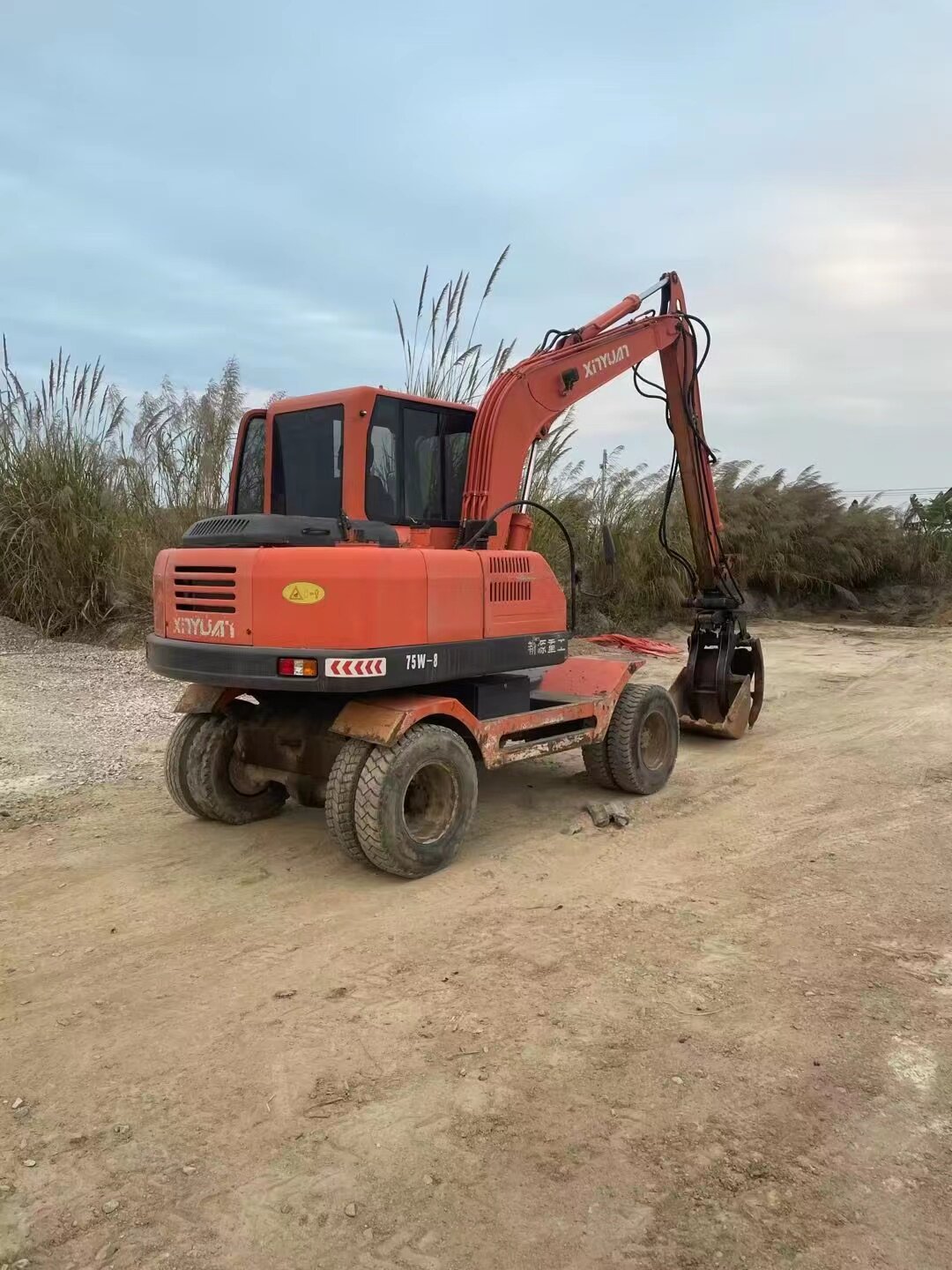 (加长臂) 新源75轮式挖掘机 带抓木机 - 资产处置 - 阿里资产