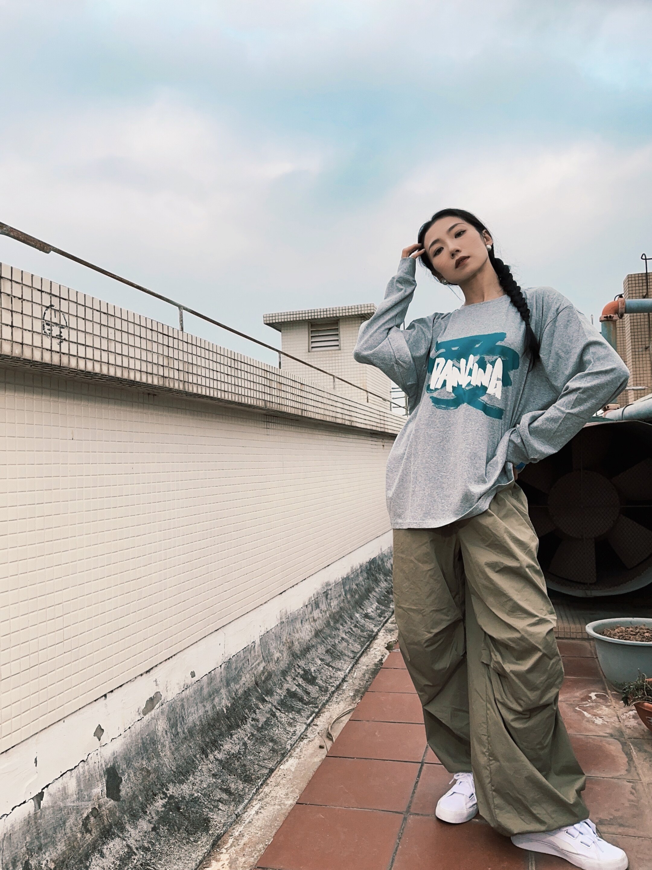 王润sohana 2023秋季舞者爱跳舞印花宽松长袖t恤