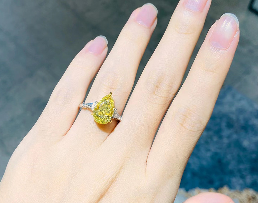 主石4.03克拉fy色if净度gia黄钻 全新18k金豪华镶嵌钻石戒指