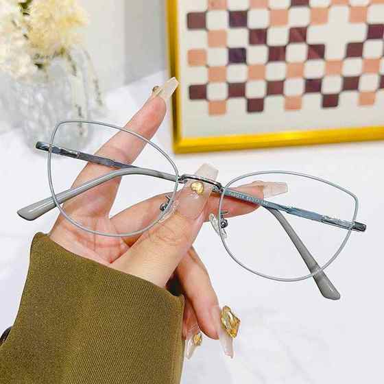 Cat-eye black-framed glasses for women with super light and high-end non-face anti-blue light and radiation-proof fashionable retro myopia glasses
Cat-eye black-framed glasses for women with super light and high-end non-face anti-blue light and radiation-proof fashionable retro myopia glasses