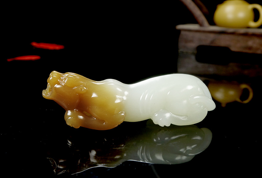 国级玉雕大师仵孟超新疆和田玉羊脂级糖白玉报喜豹子手把件40.