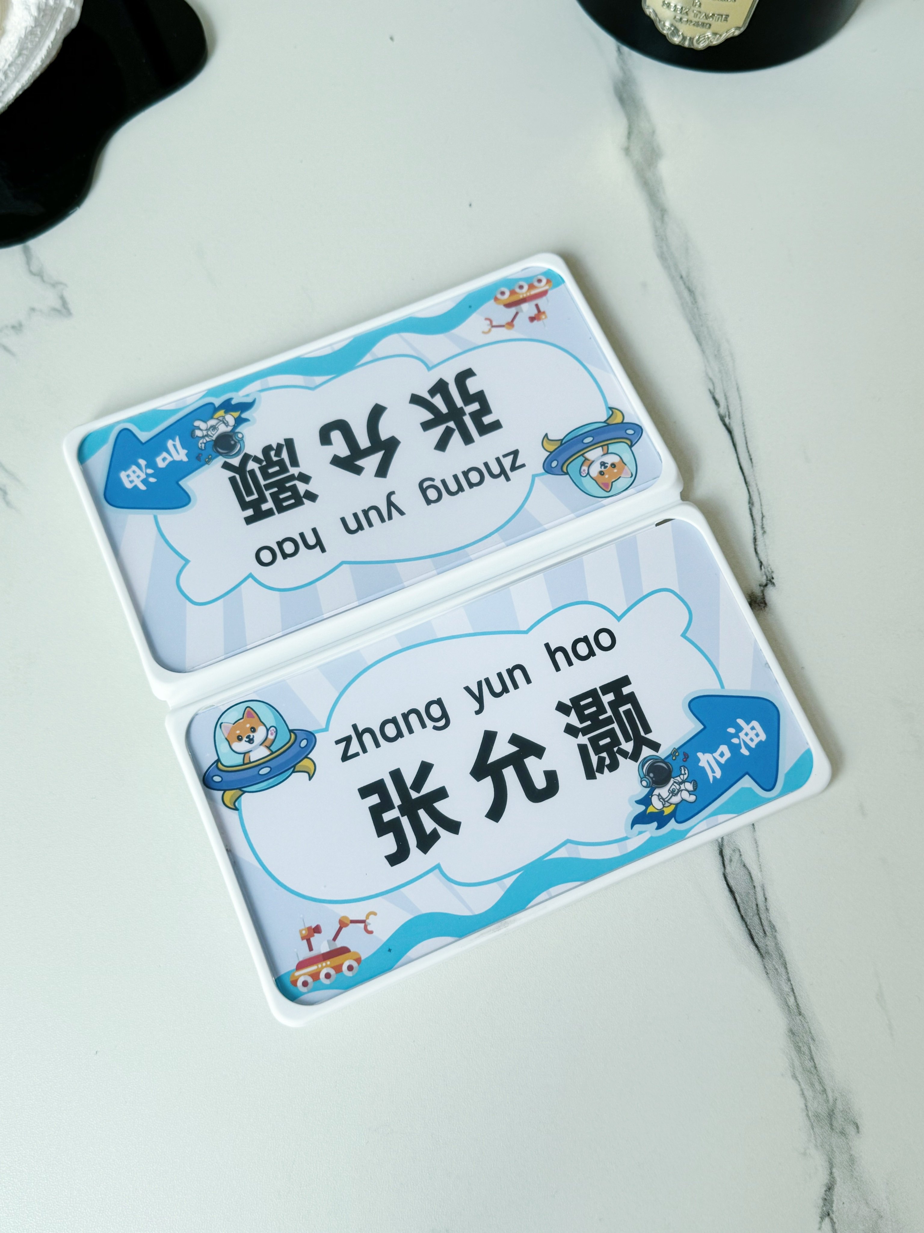 姓名牌一年级小学生桌面座位牌定制新生开学防摔可折叠三角双面座位牌