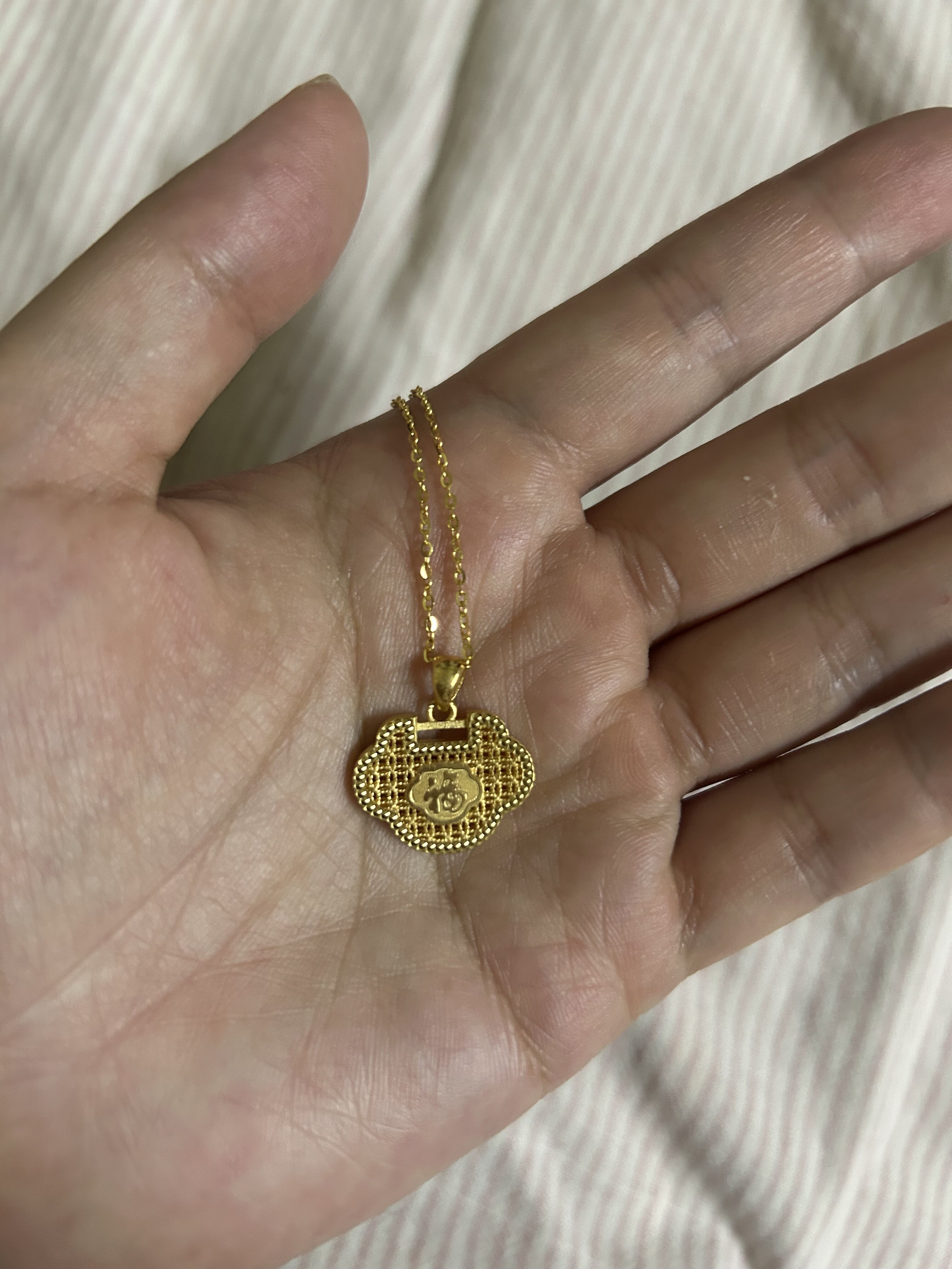 六桂福珠宝黄金祥云福锁金吊坠足金平安锁金锁满月送宝宝周岁礼物