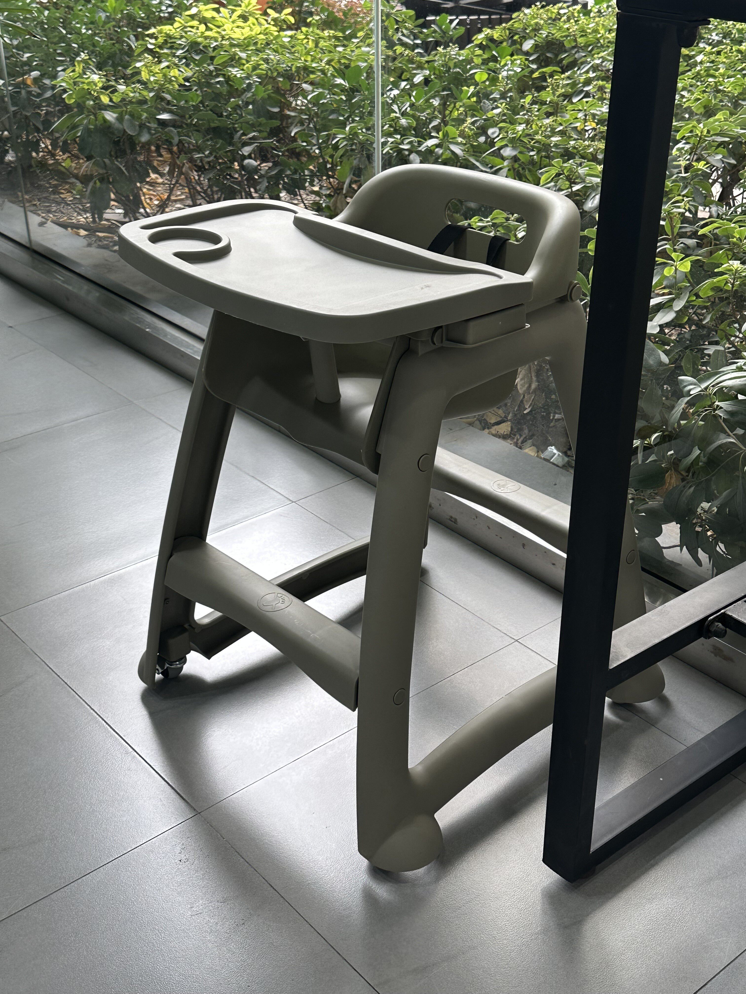 超宝餐椅塑料儿童加固餐椅宝宝酒店餐桌椅杯架可拆卸吃饭塑料椅