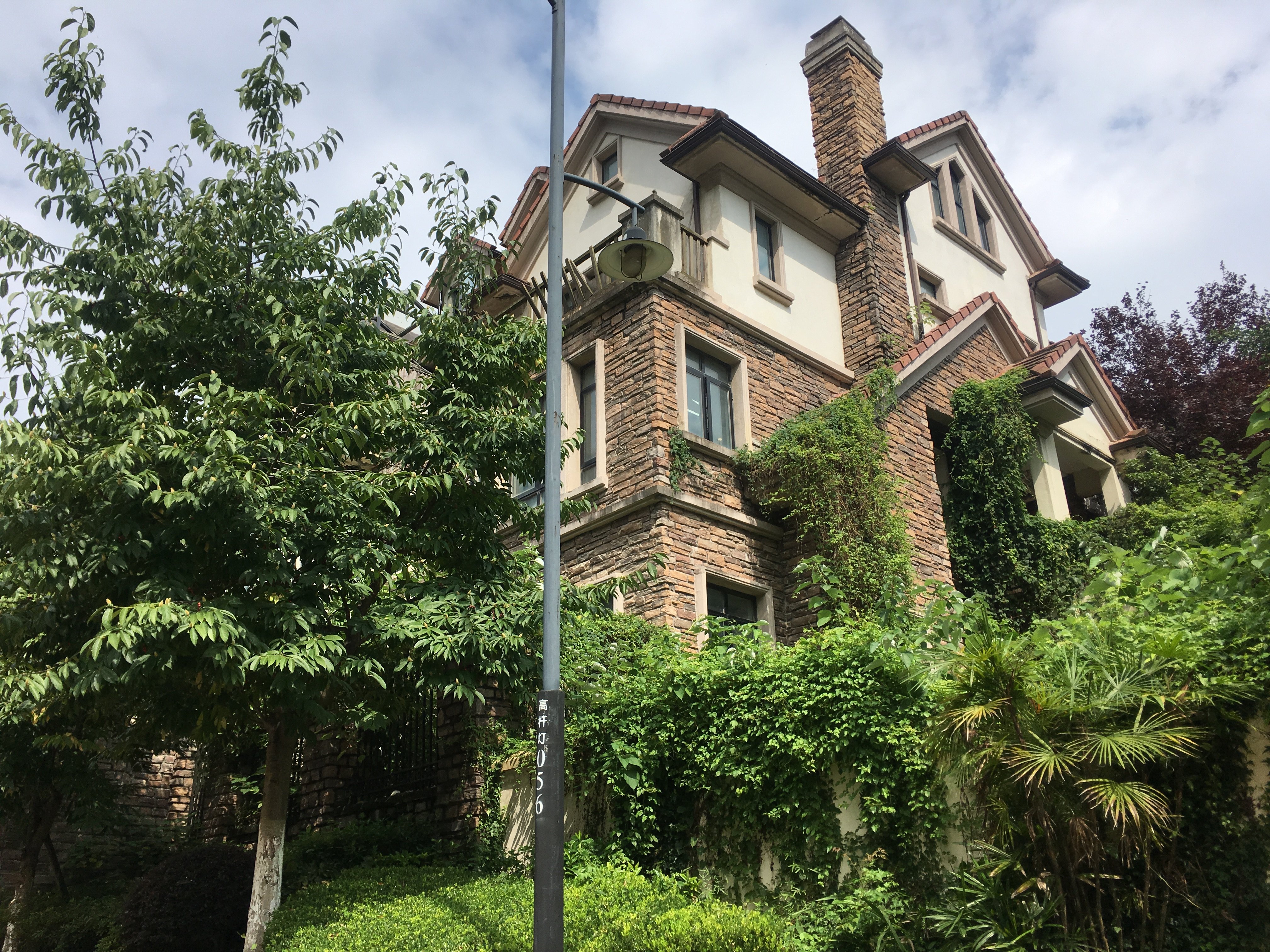 贵阳市乌当区顺海中路88号保利温泉新城一期商业街t4幢3号联排别墅