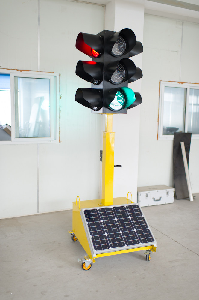 太阳能移动信号灯/应急信号灯太阳能红绿灯4方向红黄绿满屏led
