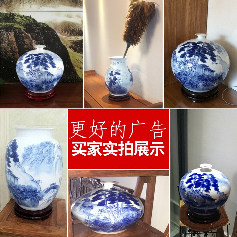 Jingdezhen ceramics famous master hand antique Chinese blue and white porcelain vases, flower arrangement rich ancient frame is placed in the living room