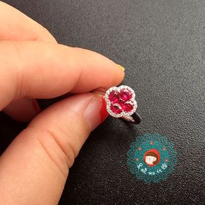 周生生点睛品18k白金镶钻石红宝石四叶草戒指