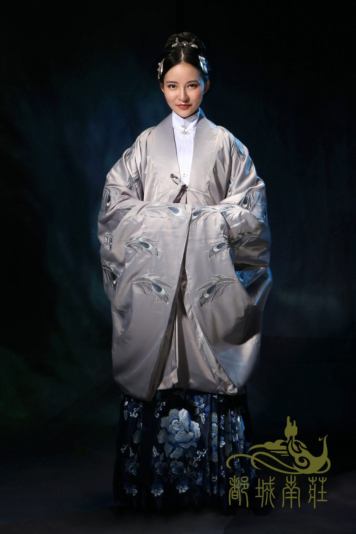 传统汉服秋冬新款银灰色明制直领绣花披风蓝色绣花马面裙--绫霄羽