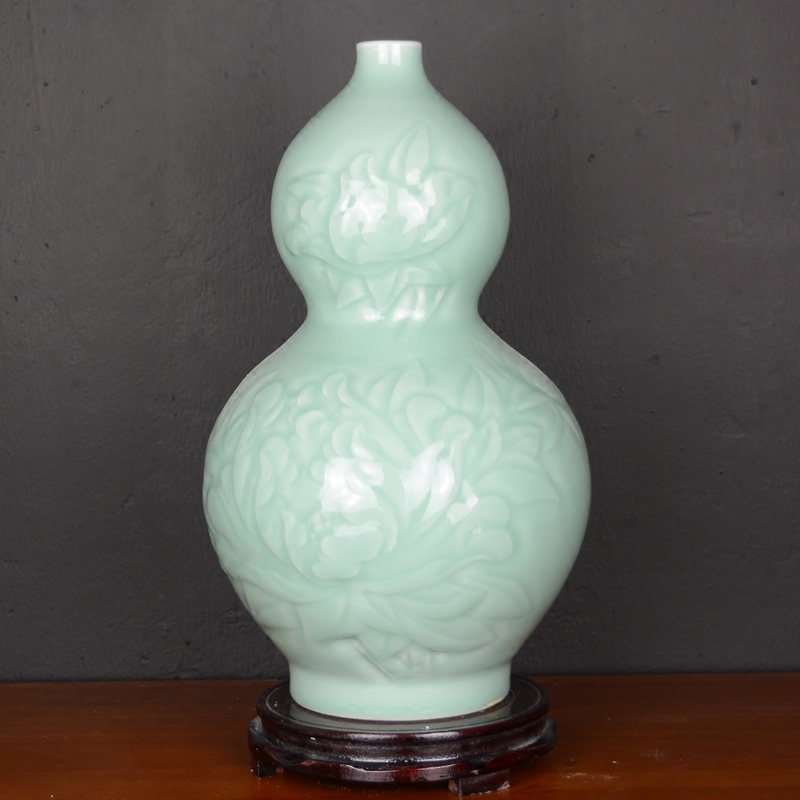 Jingdezhen ceramic hand - carved celadon vase Chinese style restoring ancient ways the sitting room is a strange flower, adornment is placed