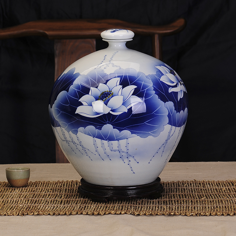 Jingdezhen ceramic bottle hand - made porcelain decoration collection jars of blue and white porcelain jar of wine liquor container