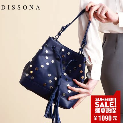 迪桑娜女包春季时尚铆钉水桶包女真皮单肩斜挎