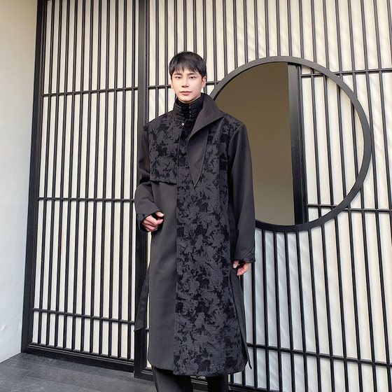 Winter retro jacquard splicing tray buckle stand collar woolen coat men's belt design long version Zen trench coat
Winter retro jacquard splicing tray buckle stand collar woolen coat men's belt design long version Zen trench coat