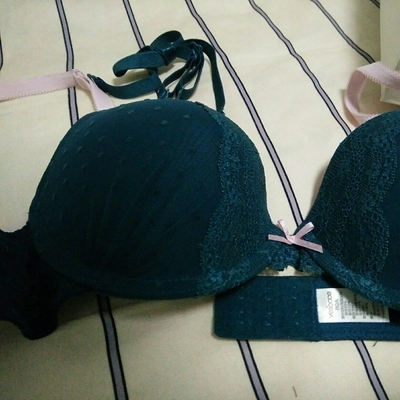 第一次买这个牌子的，之前都是穿的歌瑞尔。包装很仔细，每件内衣都附带了纯色的肩带。这次买了十件，这款有点褪色，估计颜色深的都褪色。穿着很舒适，很贴合胸型，做工也不错。照片都是原相机拍的，给大家做个参考～