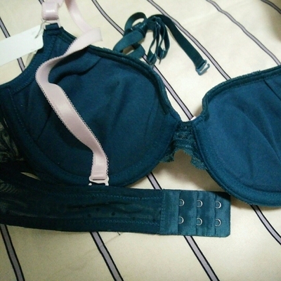 第一次买这个牌子的，之前都是穿的歌瑞尔。包装很仔细，每件内衣都附带了纯色的肩带。这次买了十件，这款有点褪色，估计颜色深的都褪色。穿着很舒适，很贴合胸型，做工也不错。照片都是原相机拍的，给大家做个参考～