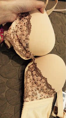 一直都穿这个牌子的内衣，双11价格很美丽。穿上很舒服，就是味道有点大。