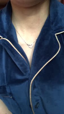 这个衣服领子也太奇怪了吧，扣子系上领子就是拧巴着的