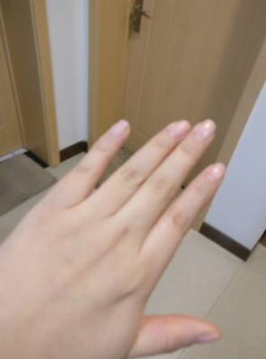 味道很好闻，很喜欢，滋润度比较持久，颜值也很高，我擦手也用这个，很好啊，总体很满意！性价比很高！