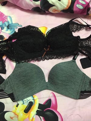 小胸的福音，飞机场秒变凶器，哈哈，特地试穿了再评的，蕾丝的很柔软舒服，也不勒，可惜肩带不能调，我有点斜肩，老滑，这个价格买到这么好的胸衣心满意足了，必须好评