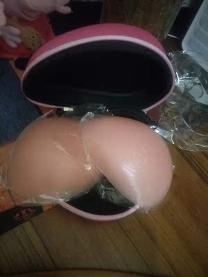 与描述相符，包装仔细，看起来质量也不错，是想要的宝贝。另外还送了很薄的发帖，也是善解人意了。