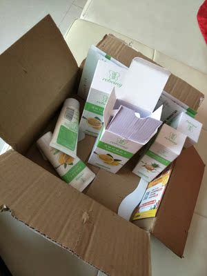 我要重点说下这款脱毛膏！为什么要重点说 ， 因为我买了之后看了追评 ，  有的反应说皮肤过敏的，  脱皮啥的 ！瞬间后悔，都想退货了，转念想想又没退，别的脱毛膏也不见就安全啊！ 吓得我拿回家几天没敢用  ，下午吃了饭没事冒着生命危险的节奏先涂一点点没有不良反应后只敢涂了一半 ，生怕后面有什么危险   然后手机计时十三分钟  这个期间我在玩手机  不知不觉就过去了 ，  一丁点感觉也没有，也没什么味道，而且我用在私处   私处皮肤比脸脆弱吧？私处皮肤娇嫩  毛浓密粗壮 （羞羞）😱 私处能用绝对全身能用！讲真